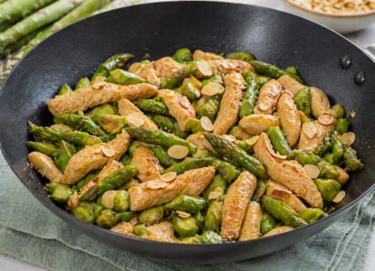 Wok d&rsquo;asperges vertes au poulet et amandes grillées