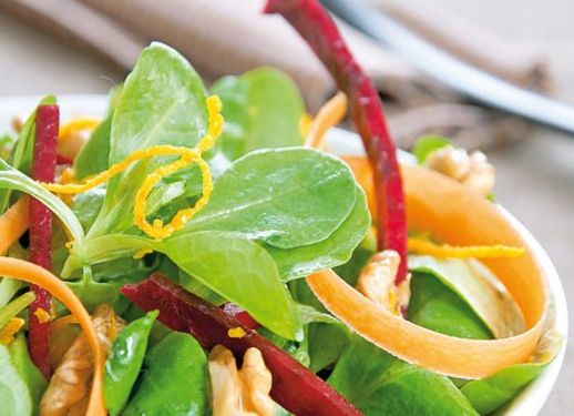 Salade de mâche, betterave, noix et zestes d&rsquo;orange