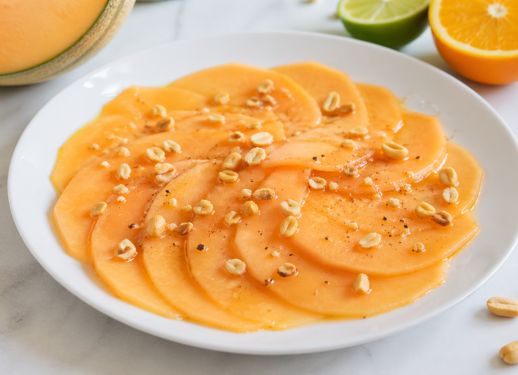 Carpaccio de Melon sauce vinaigrette agrumes et cacahuètes