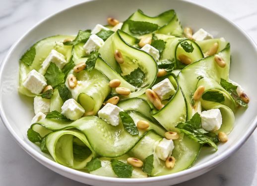 Tagliatelle de concombre à la menthe et à la féta