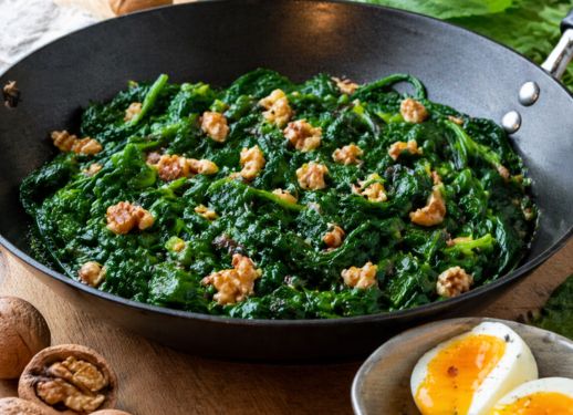 Wok d’épinards aux noix et œuf mollet